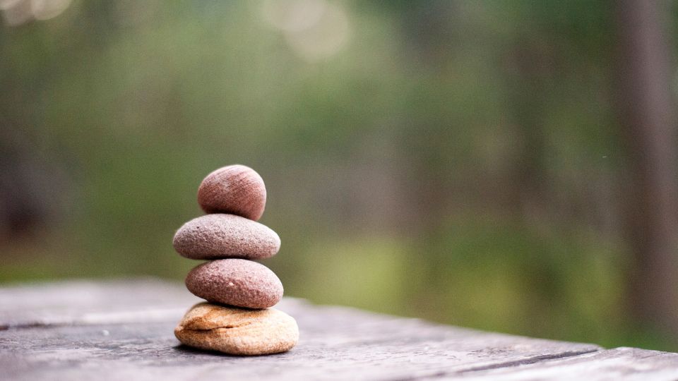 A Bak csillagjegy szülötteire jellemző a kitartás és a megbízhatóság, így köveik is ezen tulajdonságokat erősítik. Különösen ajánlott számukra a gránát, az obszidián, illetve a hegyikristály viselése, melyek segítenek koncentrálni és megőrizni a belső egyensúlyt.