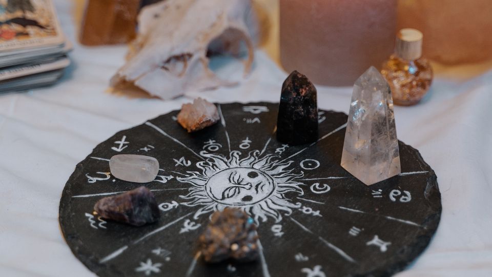 A Halak csillagjegyhez többféle drágakő is kapcsolható, melyek segítik az intuíciót és felerősítik a spiritualitást. Ilyen például az akvamarin, az ametiszt és a holdkő, amelyek támogatják a Halak érzékeny, együttérző természetét, valamint segítenek a belső harmónia megtalálásában.